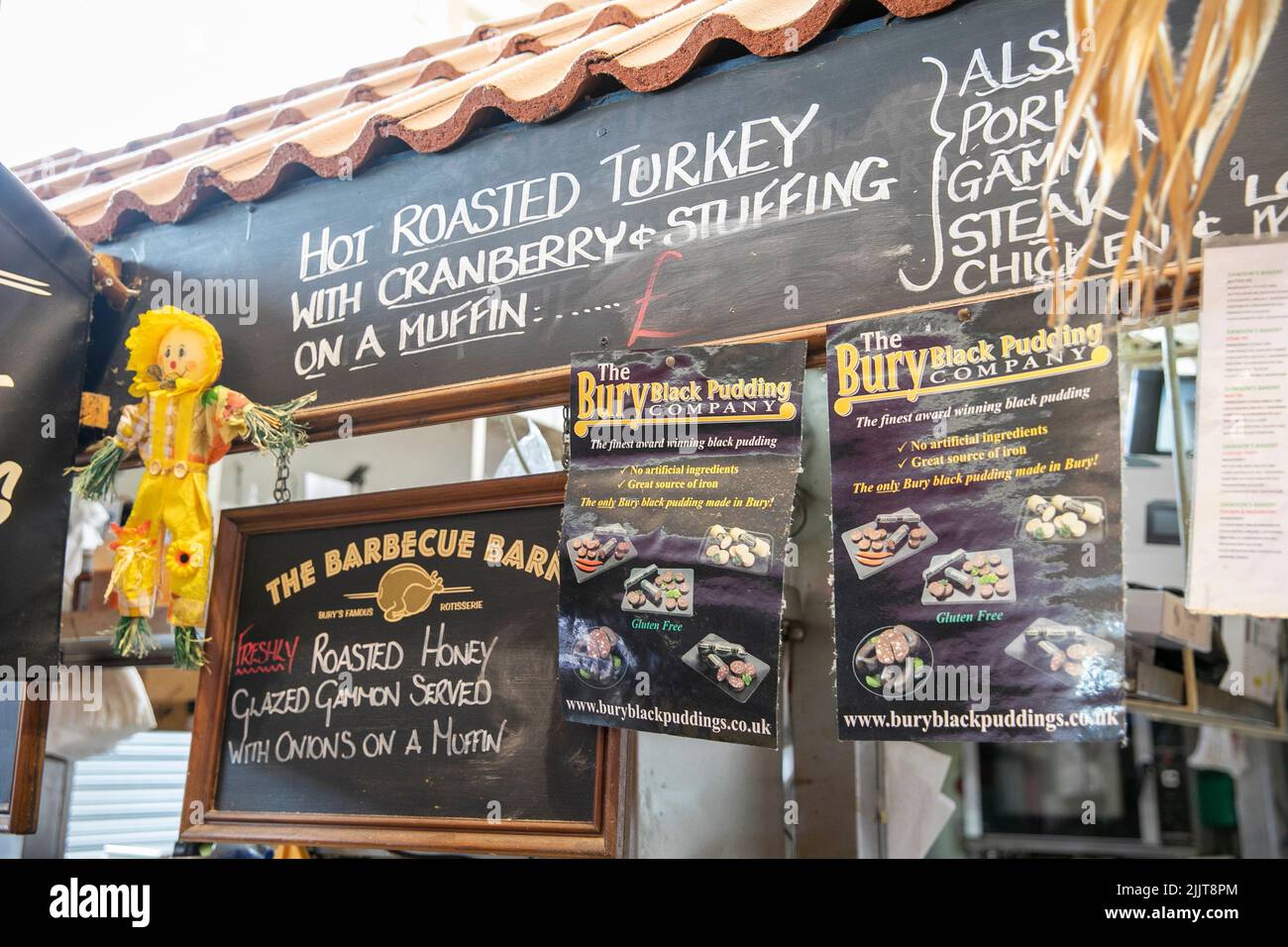 Bancarella del mercato in Bury Lancashire che vende tacchino caldo arrostito su muffin e budini neri, Inghilterra, Regno Unito Foto Stock