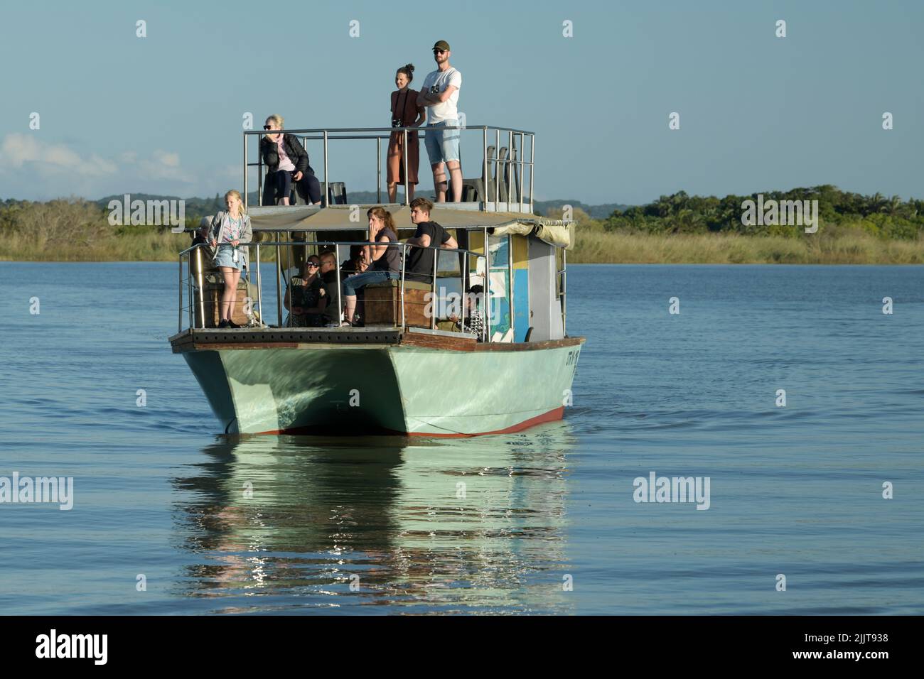 Persone in crociera safari in barca, avventura di viaggio nella natura, parco delle paludi di Isimangaliso, St Lucia, KwaZulu-Natal, Sudafrica, attività all'aperto di gruppo Foto Stock