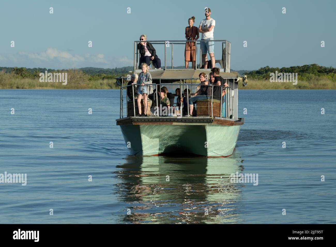 ISimangaliso parco paludoso, Santa Lucia, KwaZulu-Natal, Sudafrica, gente in barca crociera safari, destinazione di viaggio di vacanza, attività di avventura Foto Stock