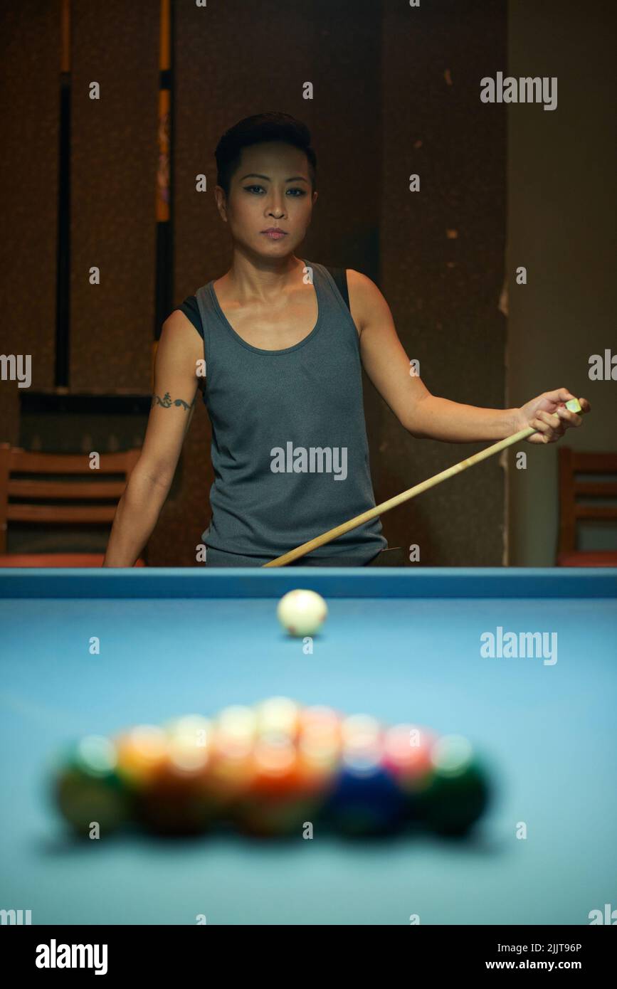 Giocatore di piscina femminile che pensa alla sua strategia per il gioco Foto Stock
