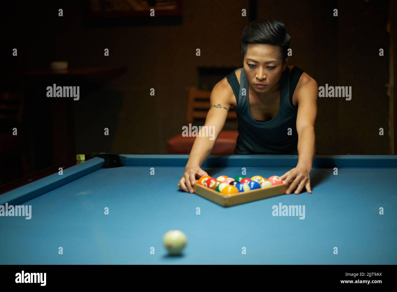 Giocatore di biliardo che regola la palla per il gioco Foto Stock
