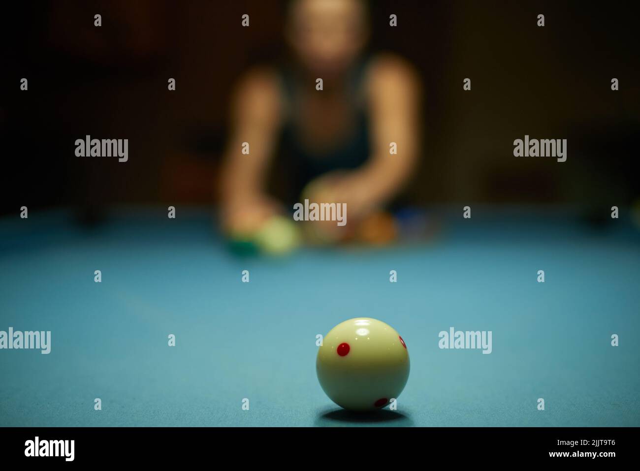 Cue ball sul tavolo da biliardo, messa a fuoco selettiva Foto Stock