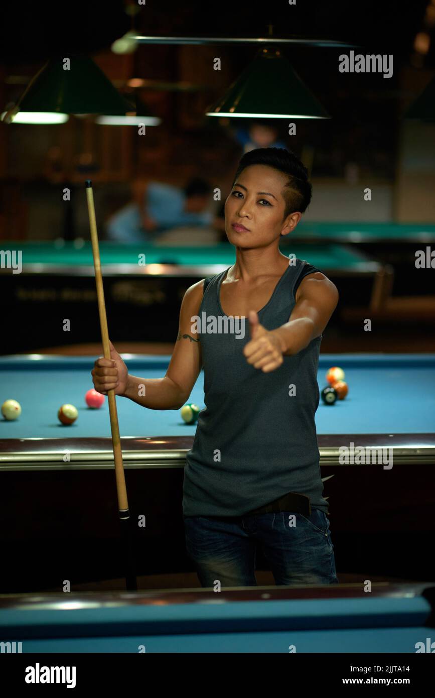 Grazioso giocatore di snooker che guarda la fotocamera e mostra i pollici in su Foto Stock