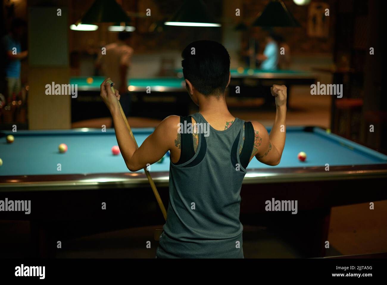 Vista posteriore dell'allenamento femminile del giocatore di snooker Foto Stock