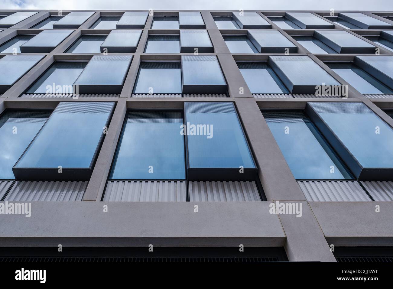 Primo piano dell'esterno di Fifty Paddington, nuovo edificio commerciale a uso misto di fronte alla stazione di Paddington, Londra, Regno Unito. Foto Stock