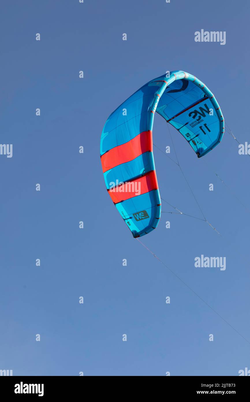 Chałupy, Polonia - Kitesurf, sport acquatici. Molti aquiloni sullo sfondo blu del cielo. Vista sul Golfo di Danzica. Foto Stock