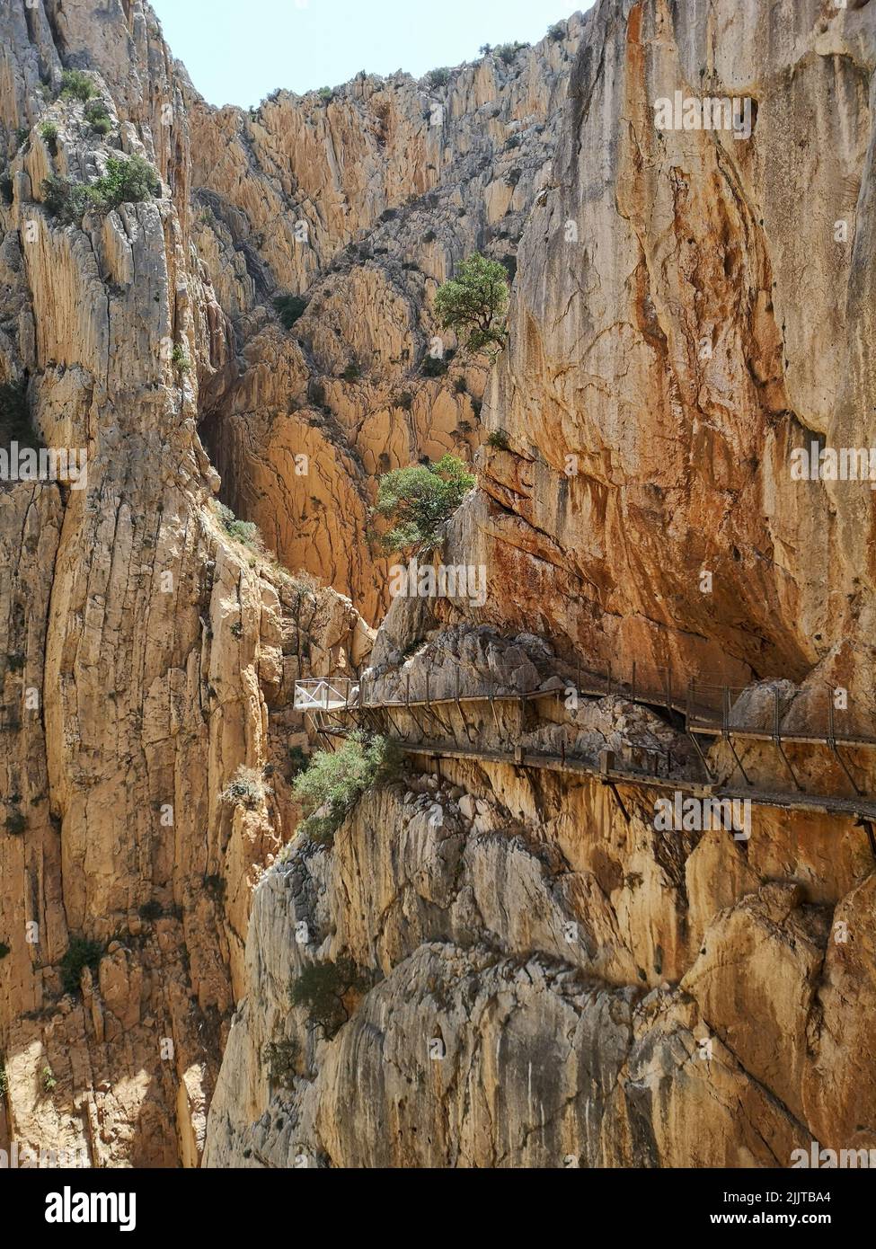 Un colpo verticale di alte scogliere di giorno Foto Stock