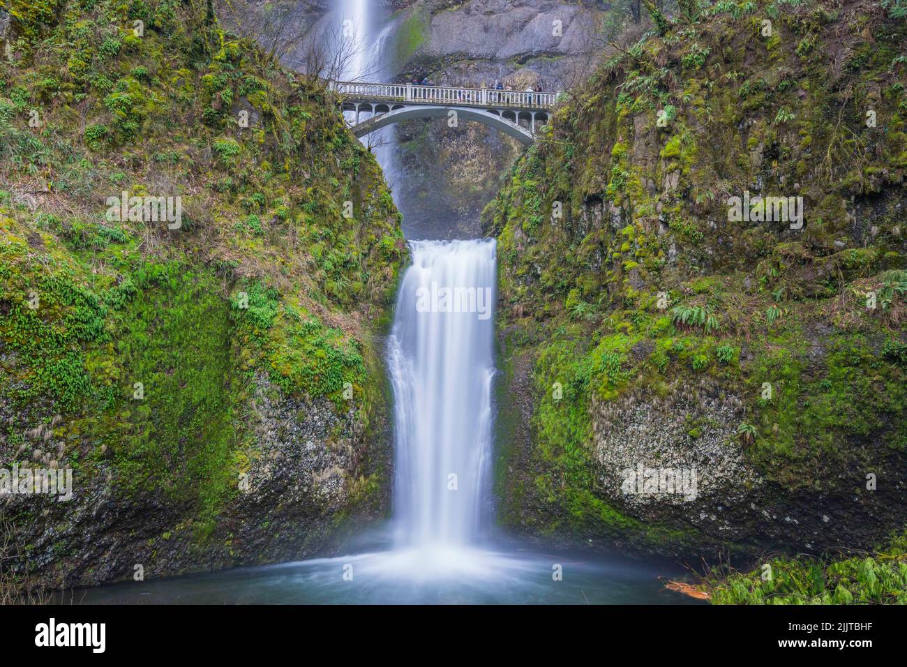 Un paesaggio delle cascate Multnomah Falls in Oregon Foto Stock