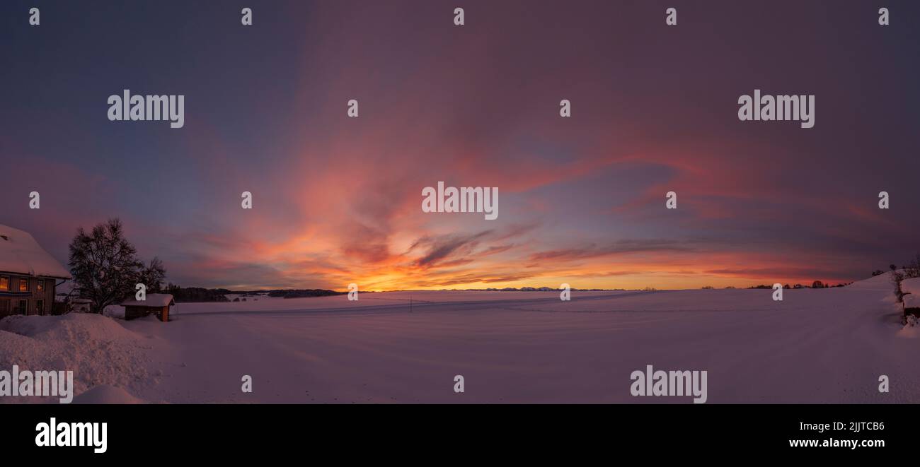 Una vista panoramica dell'alba nell'Allgau innevato con montagne all'orizzonte Foto Stock
