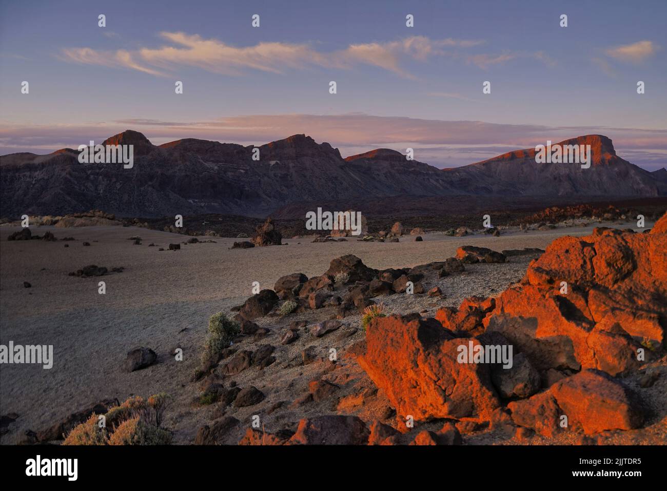 Una bella vista di un paesaggio roccioso durante il tramonto arancione Foto Stock