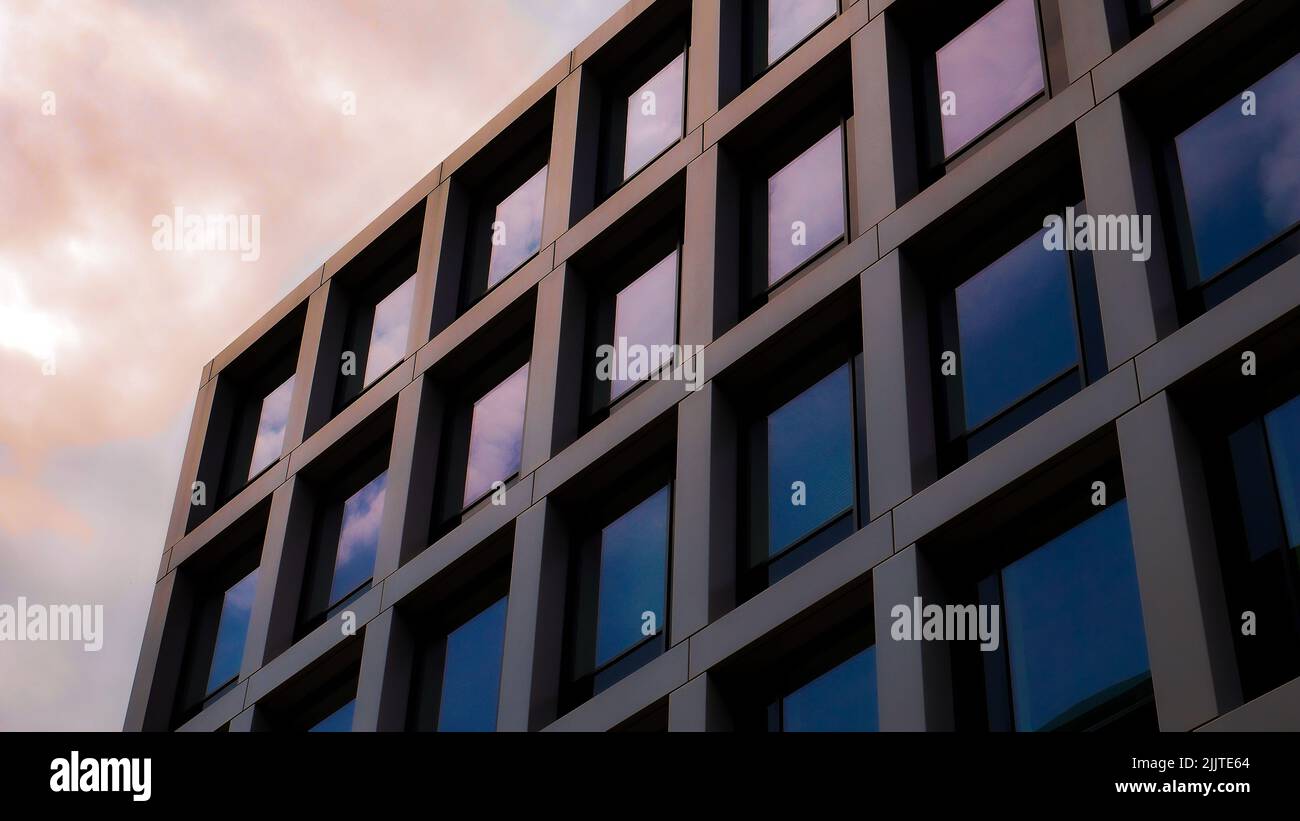 Un edificio minimalista per uffici al tramonto Foto Stock