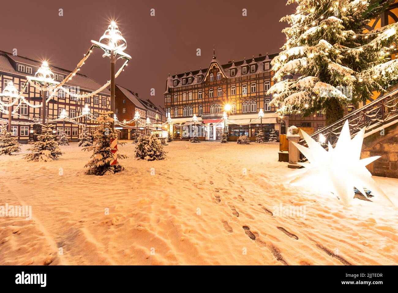 Il municipio di Wernigerode e la piazza del mercato nei Monti Harz. Inverno e neve di notte con le luci di Natale Foto Stock
