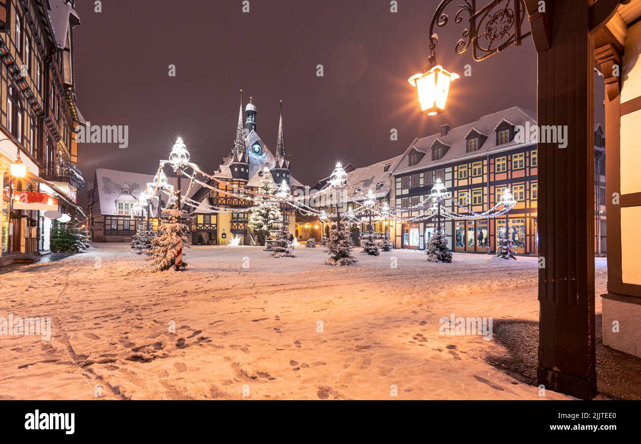 Il municipio di Wernigerode e la piazza del mercato nei Monti Harz. Inverno e neve di notte Foto Stock
