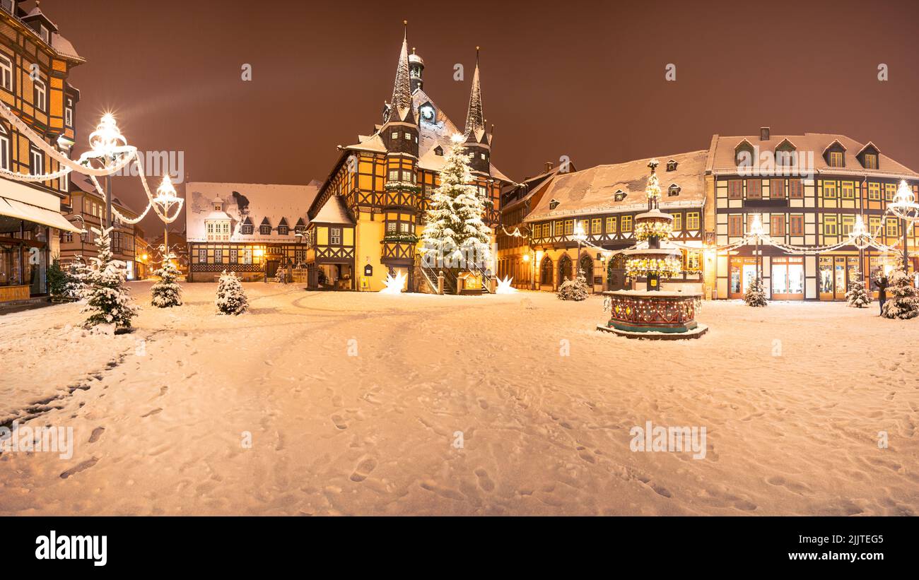 Panorama inverno mercato posto Wernigerode di notte Foto Stock