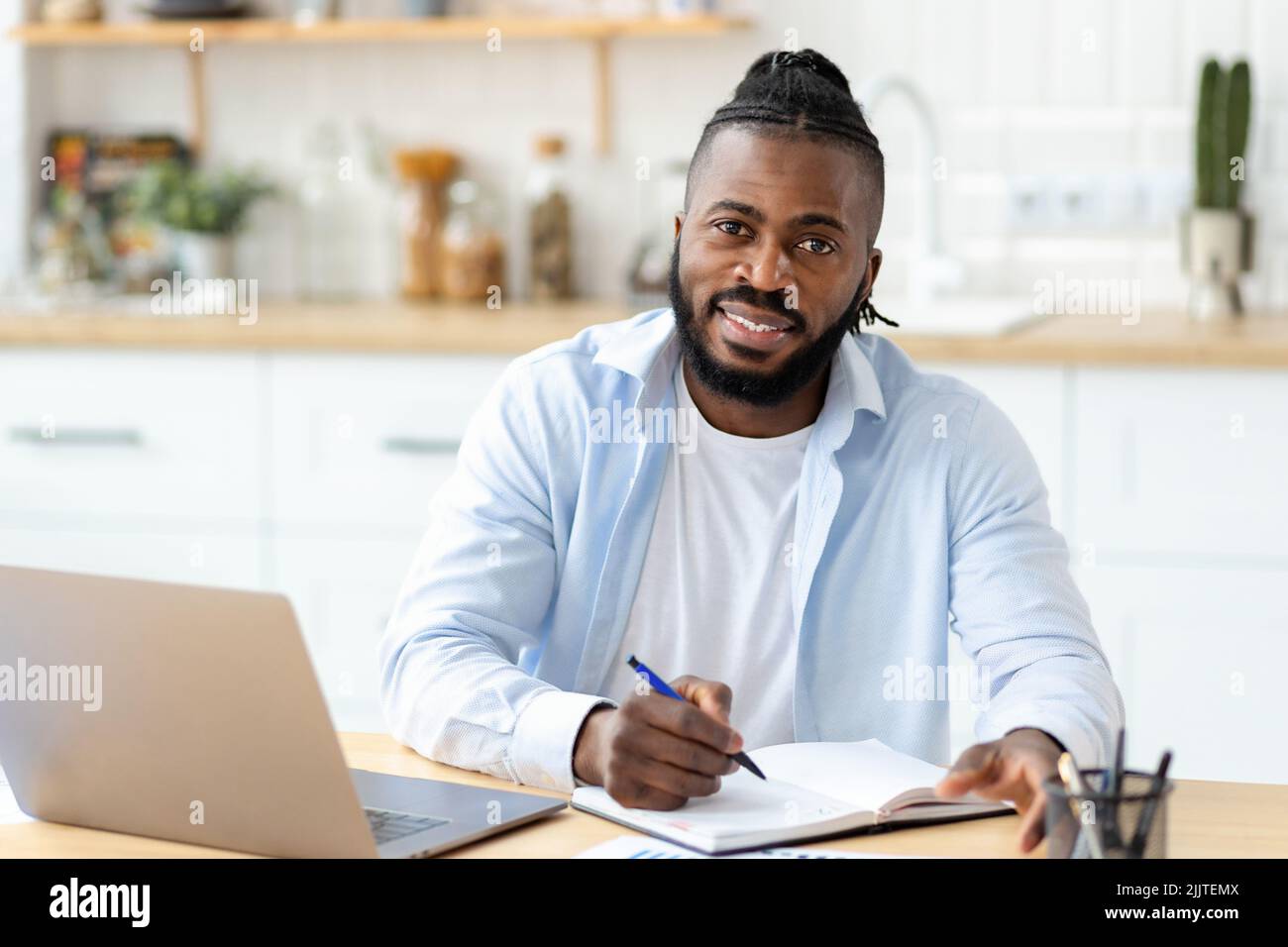 Formazione a distanza in linea sorridente adulto maschio freelancer che lavora da remoto da casa Foto Stock