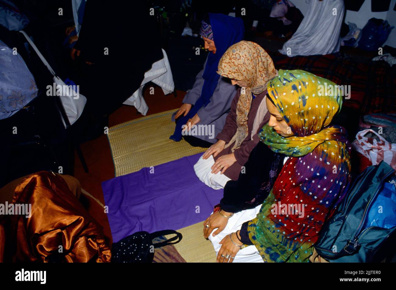 Donne musulmane che pregano alla moschea di Peckham, Londra, Inghilterra Foto Stock