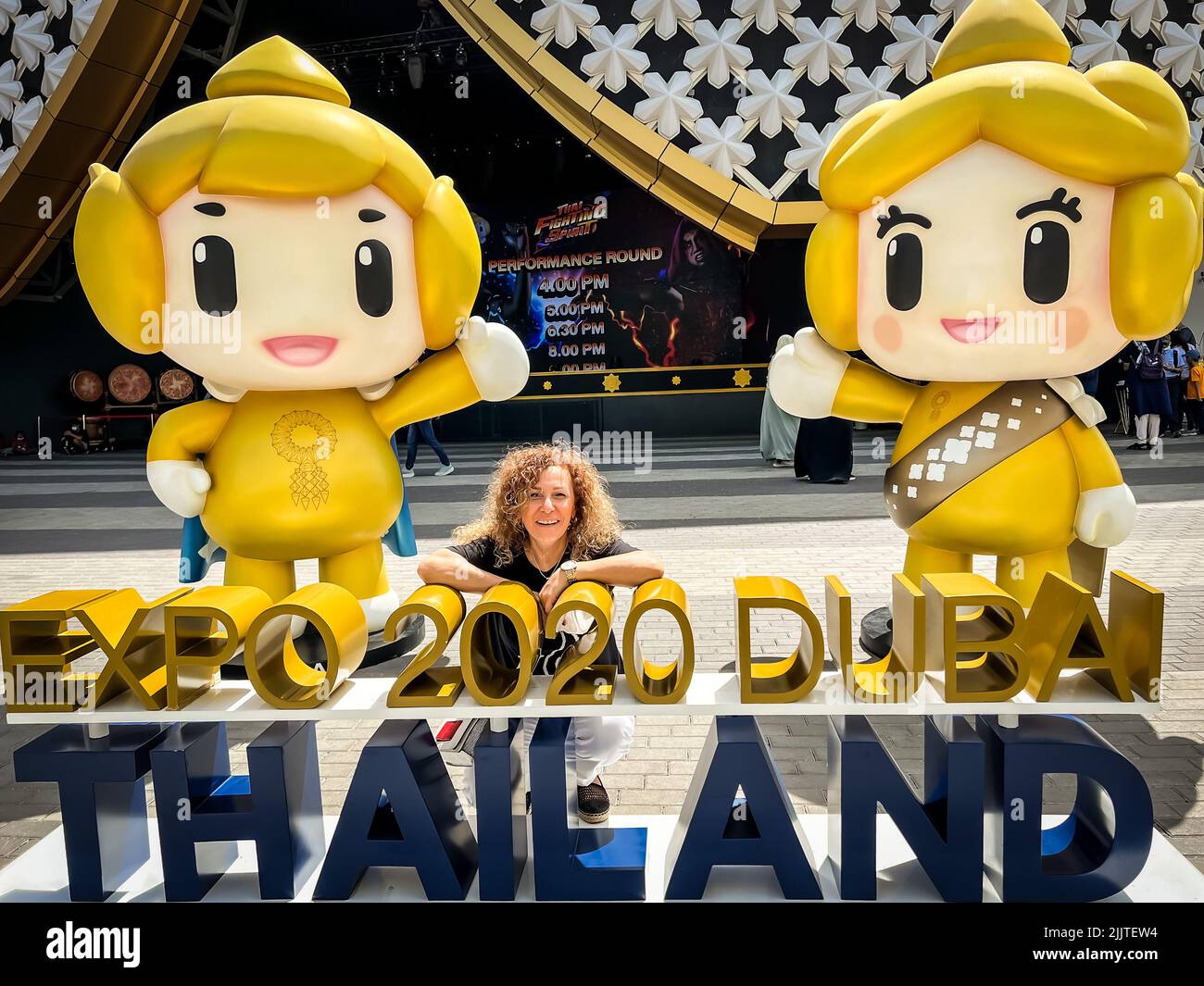 Un'immagine di una allegra donna bionda all'Expo 2020 Foto Stock