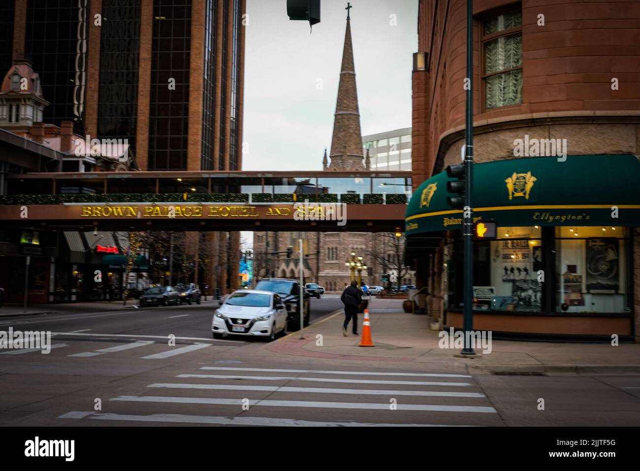 Il centro di Denver attraversa la strada la sera Foto Stock