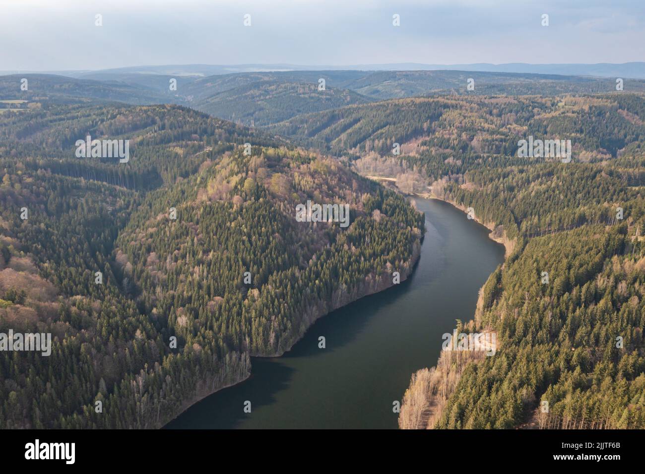 Vista aerea sul paesaggio della Repubblica Ceca, alberi, campi, lago, cielo, persone ne Foto Stock
