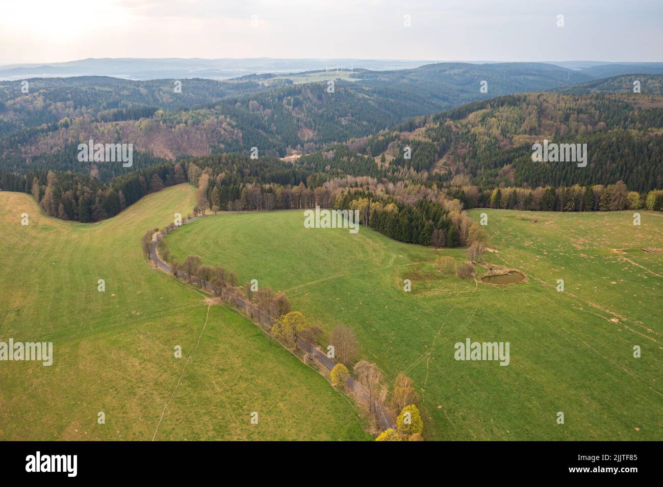Vista aerea sul paesaggio della Repubblica Ceca, alberi, campi, lago, cielo, persone ne Foto Stock