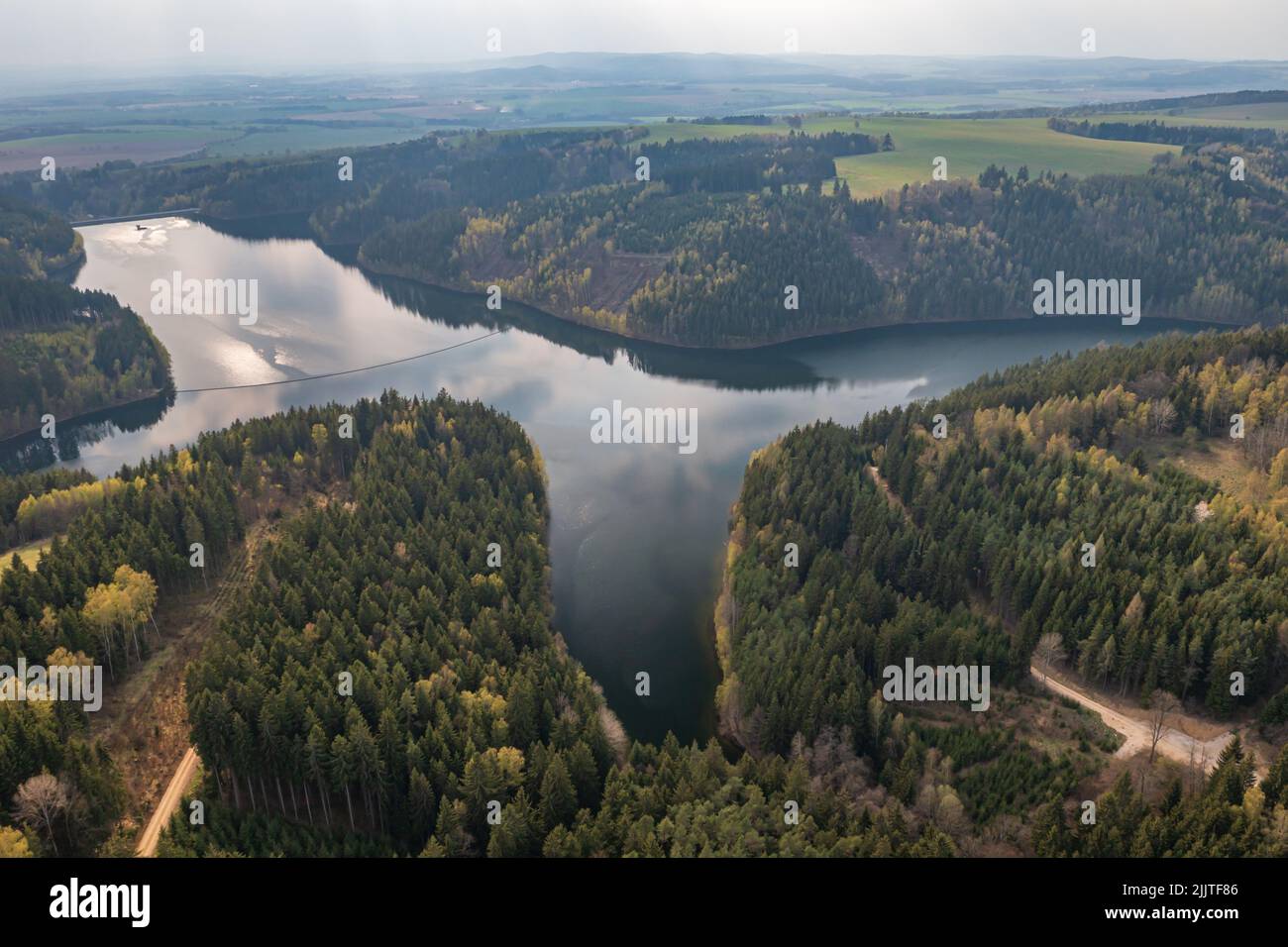 Vista aerea sul paesaggio della Repubblica Ceca, alberi, campi, lago, cielo, persone ne Foto Stock