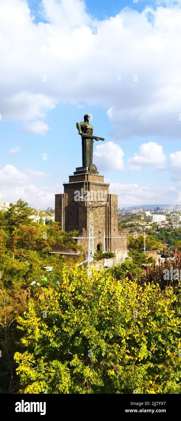 Un colpo verticale della Grande scultura di Madre Armenia, Yerevan Foto Stock