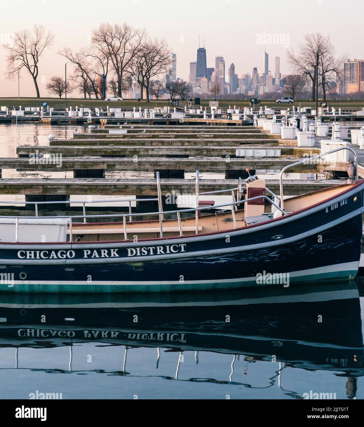 La canoa del Chicago Park District parcheggiata vicino al molo sullo sfondo del paesaggio urbano di Chicago Foto Stock