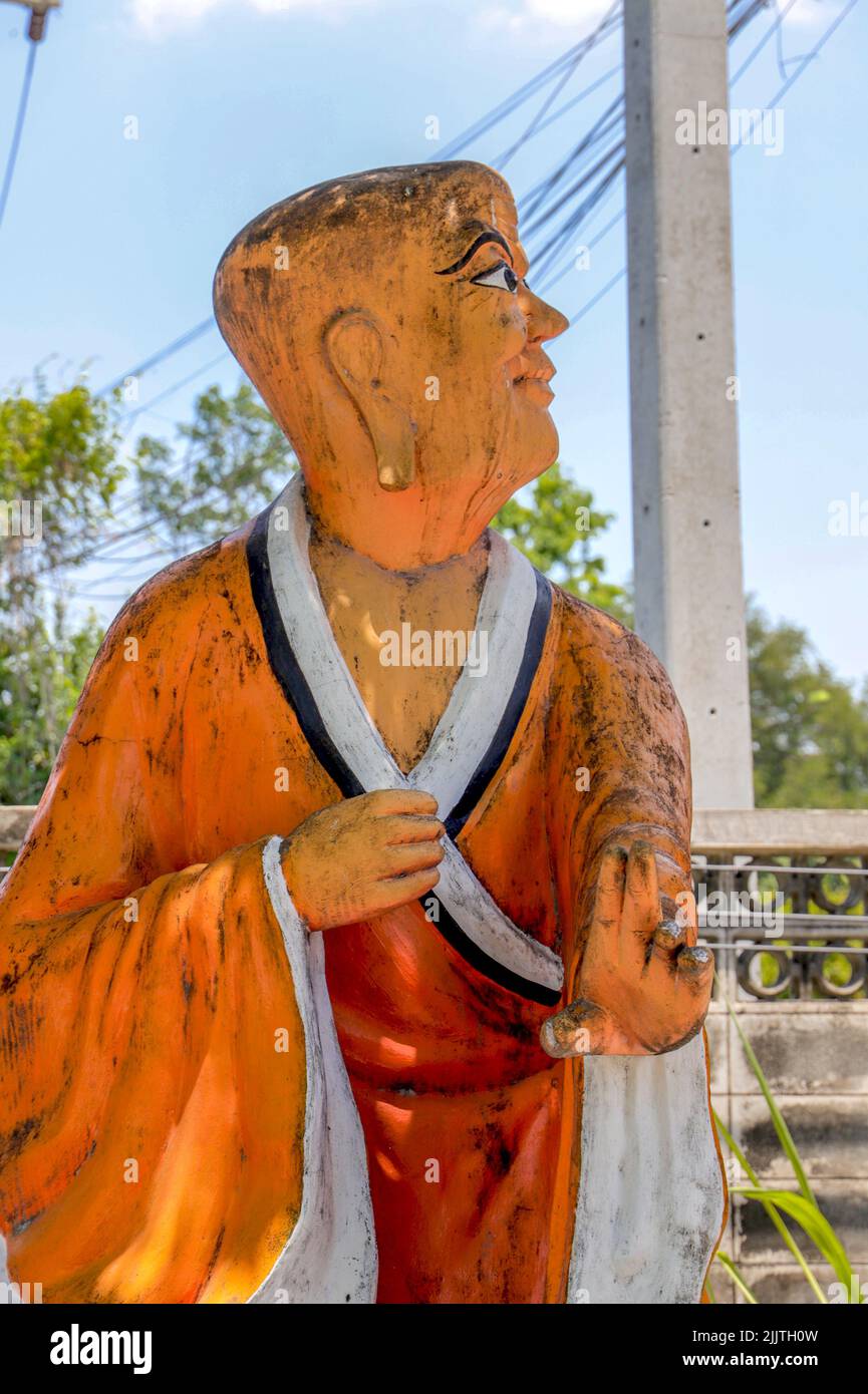 Un colpo verticale della statua del Buddha di Gautama nel tempio di Wat Saen Suk a Bang Saen, Thailandia Foto Stock