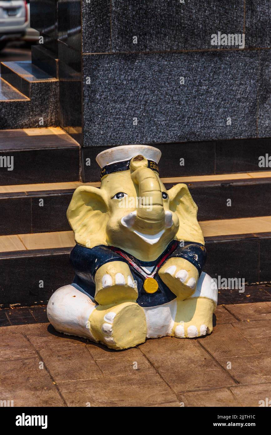 Un colpo verticale di una statua di elefante in uniforme marinaro in un punto di vista della marina a Sathip, Thailandia Foto Stock