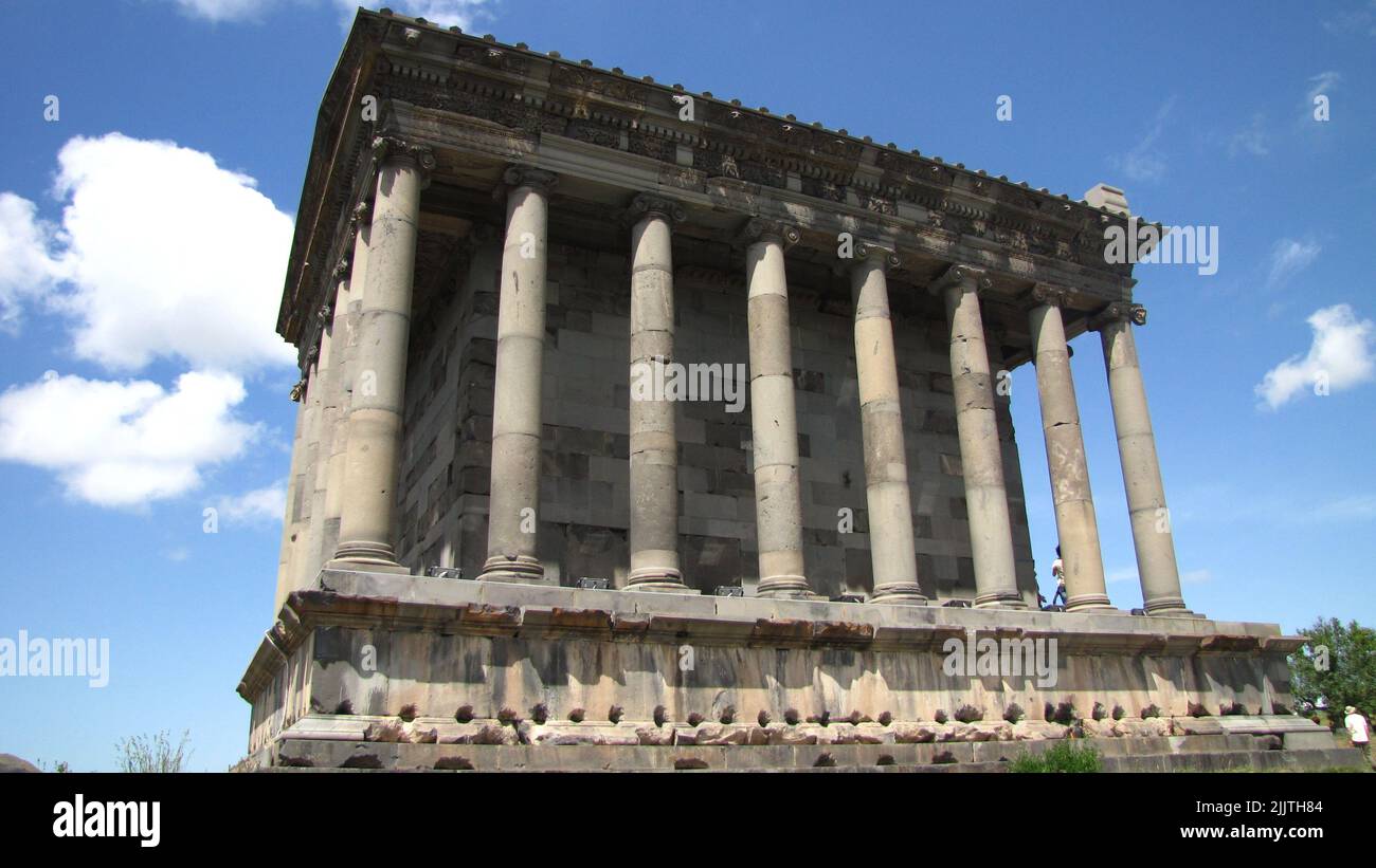Un bel colpo a basso angolo del Tempio Garni in Armenia Foto Stock