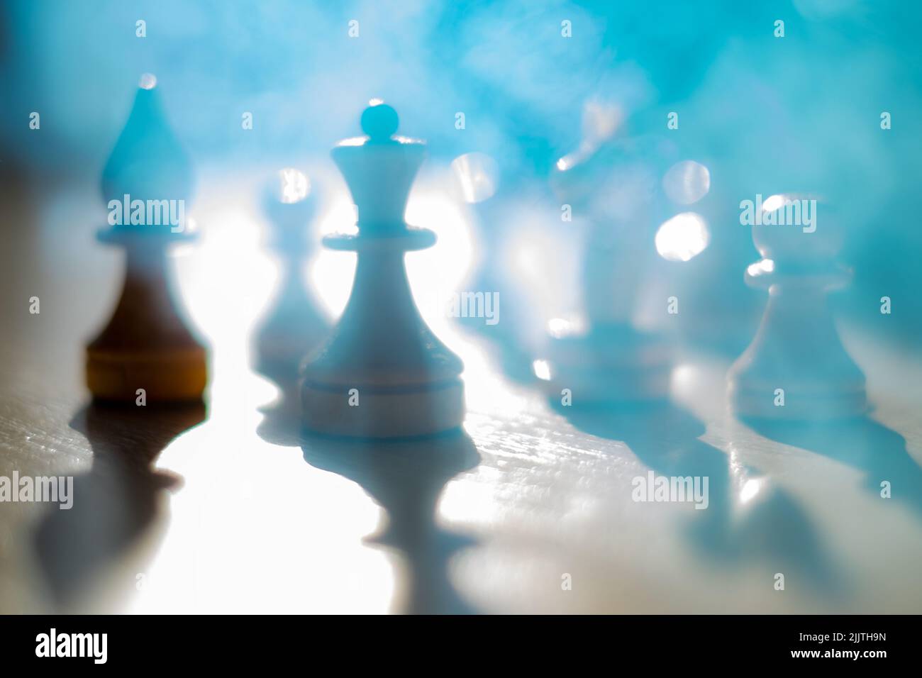 Scacchi pezzi in disfocus e fumo. Battlefield concetto di battaglia, tattica e strategia Foto Stock