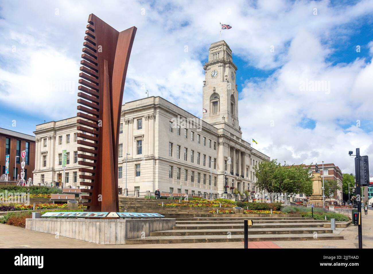 Barnsley Town Hall e scultura 'Crossing Vertical', Church Street, Barnsley, South Yorkshire, Inghilterra, Regno Unito Foto Stock