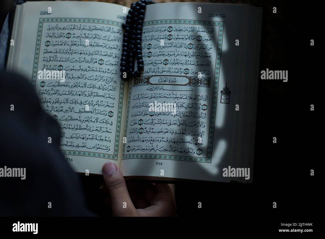 Una donna che legge un libro santo Quran nella moschea - concetto di educazione islamica Foto Stock