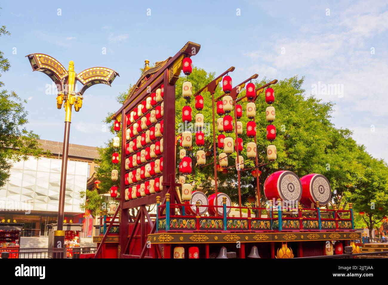 XI'an, Cina - 5 giugno 2022: Bella decorazione tradizionale nel centro della città. La zona è un'attrazione turistica. Foto Stock