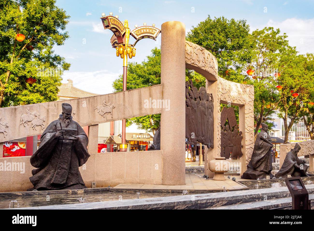 XI'an, Cina - 5 giugno 2022: Sculture metalliche che decorano una piazza nel centro della città. La zona è una famosa attrazione turistica Foto Stock