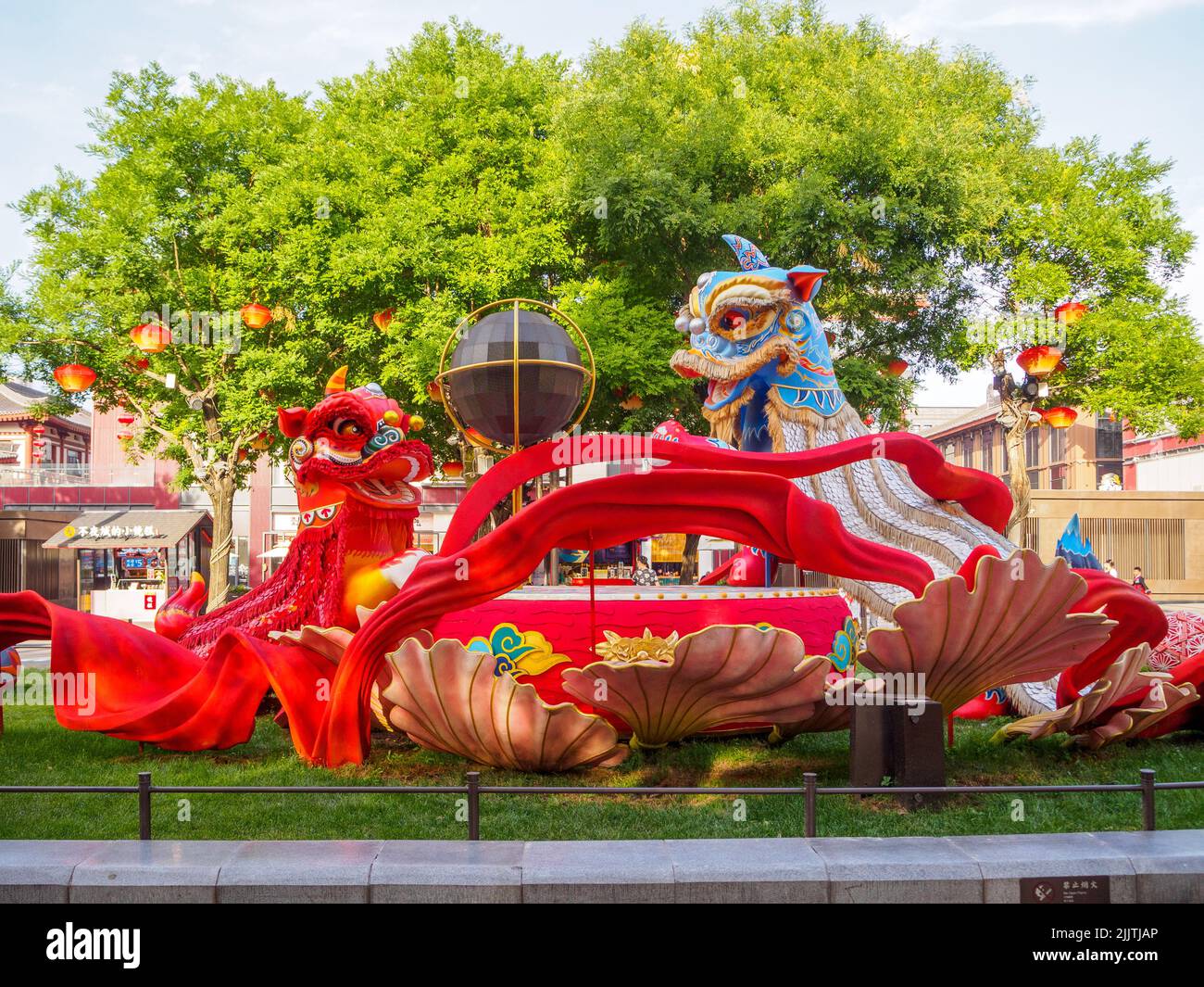 XI'an, Cina - 5 giugno 2022: Bella decorazione tradizionale nel centro della città. La zona è un'attrazione turistica. Foto Stock