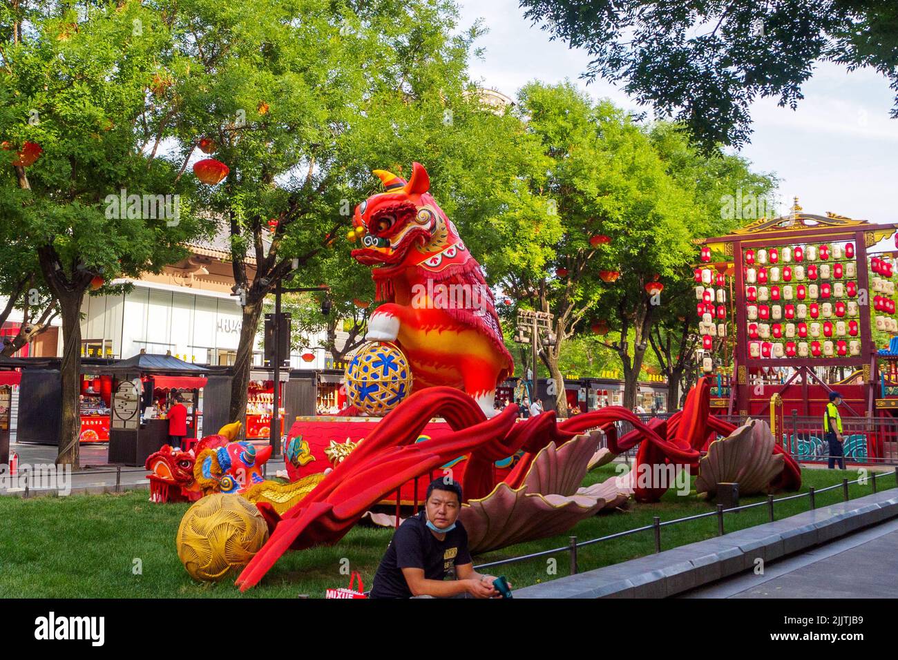 XI'an, Cina - 5 giugno 2022: Bella decorazione tradizionale nel centro della città. La zona è un'attrazione turistica. Foto Stock