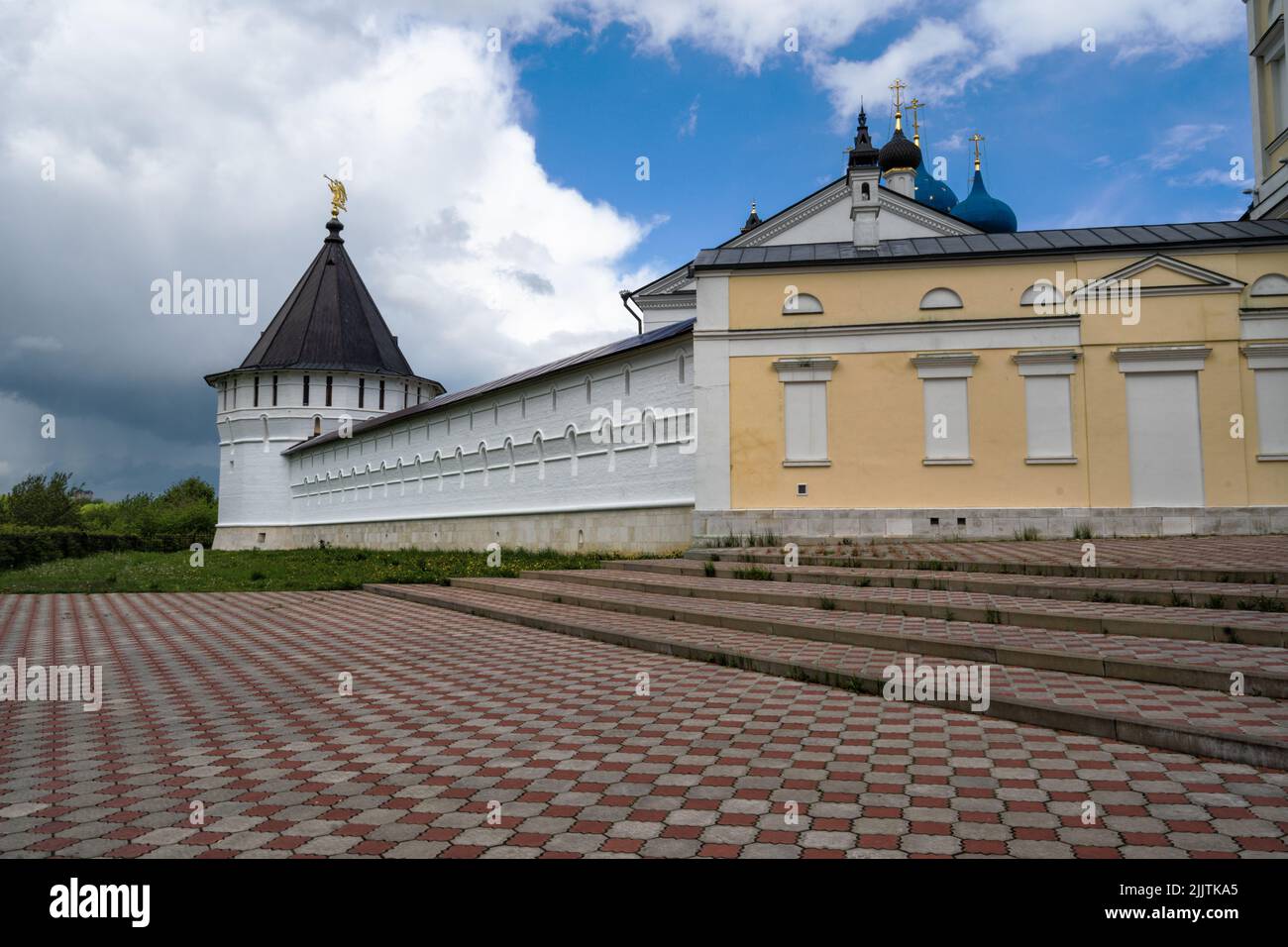 Vista frontale famosissimo monastero degli uomini di Vysotsky a Serpukhov, Russia. Foto Stock