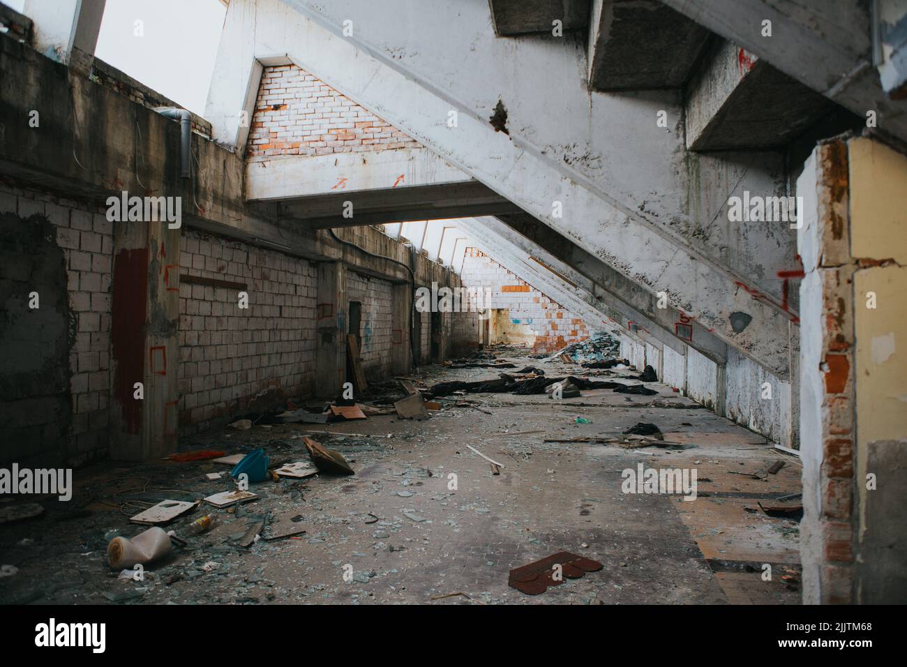 Una vista di vecchio edificio abbandonato con spazzatura Foto Stock