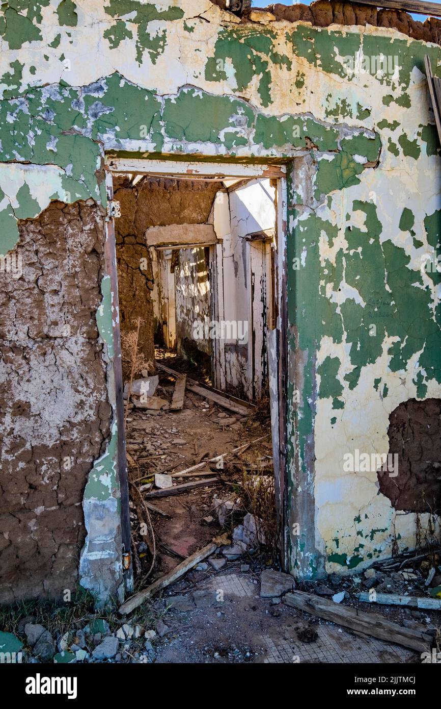 Una vista interna di un vecchio edificio abbandonato intemperie con pareti sporche incrinate Foto Stock