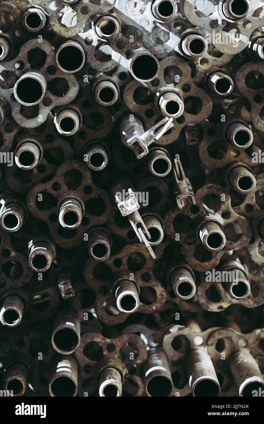 Una foto verticale di una pila di dettagli del ponteggio Foto Stock