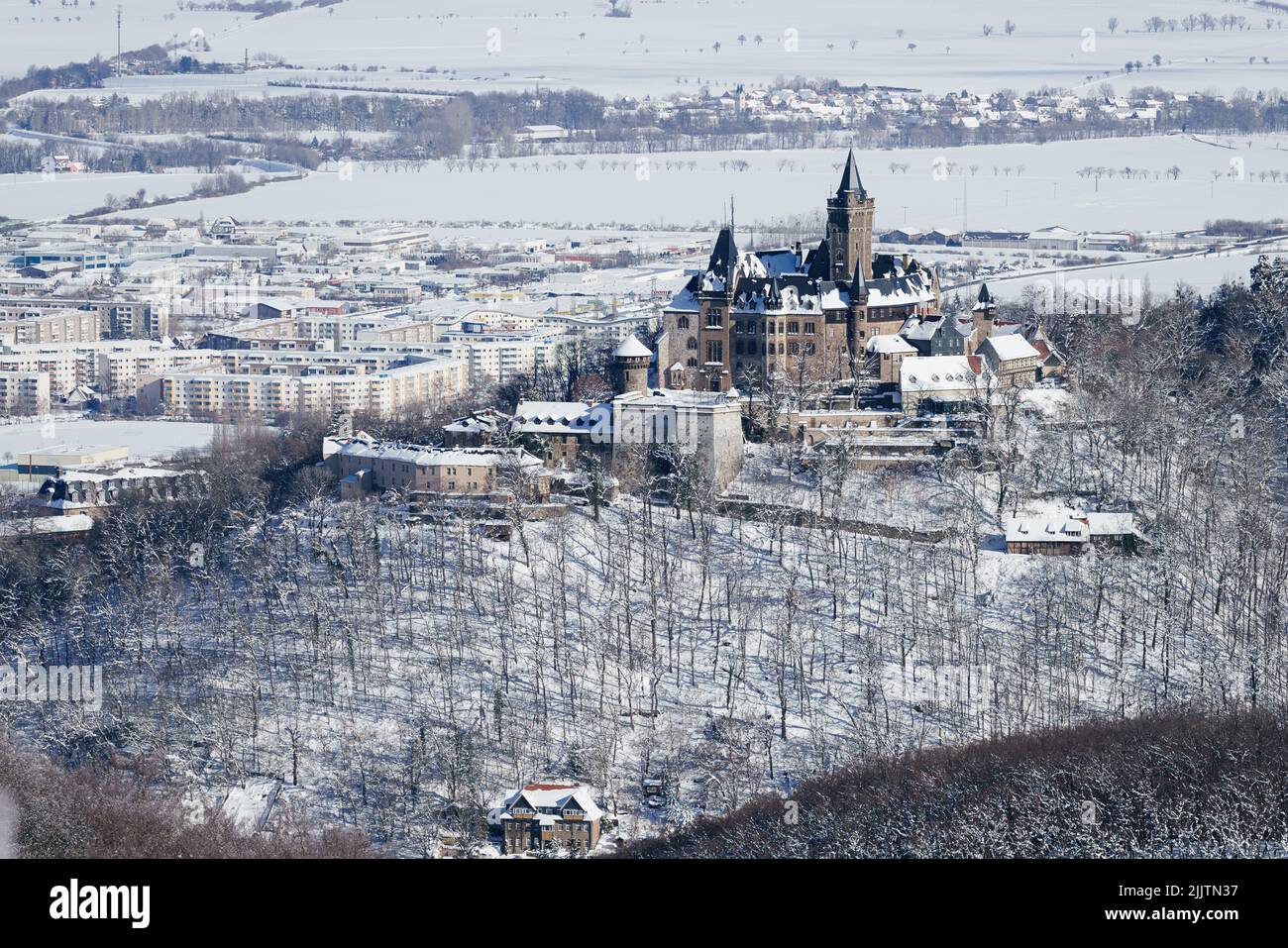 Vista sul Castello di Wernigerode in inverno con la neve Foto Stock