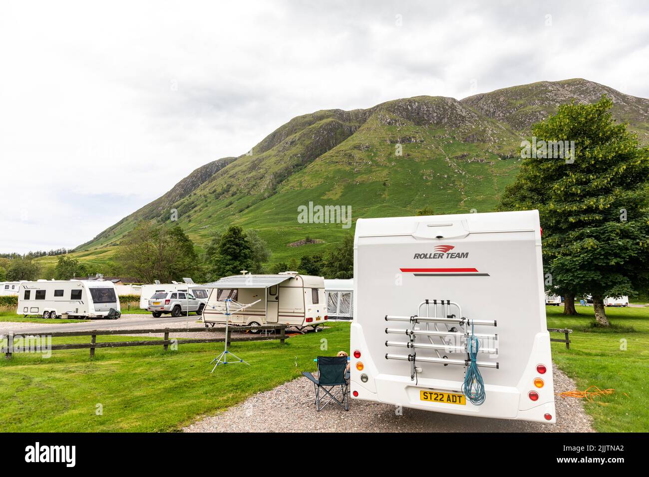 Glen Nevis caravan e camper campeggio ai piedi del ben Nevis, la montagna più alta della Gran Bretagna, Grampian Mountain Range, Scozia, Regno Unito Foto Stock