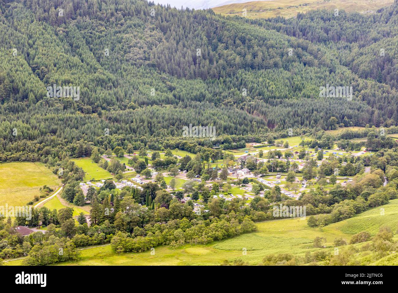 Glen Nevis caravan e camper campeggio ai piedi del ben Nevis, la montagna più alta della Gran Bretagna, Grampian Mountain Range, Scozia, Regno Unito Foto Stock