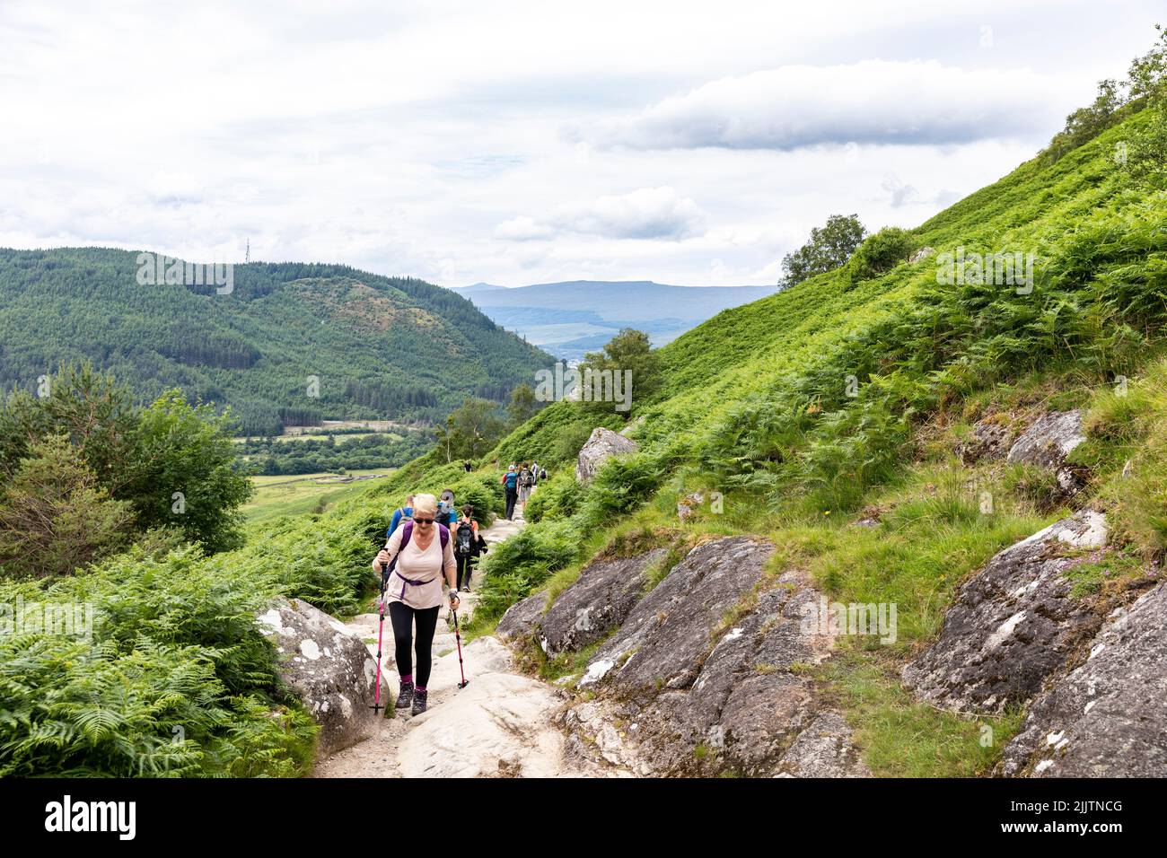 Hiking ben Nevis, femmina bionda modello escursionista rilasciato, conduce un gruppo di escursionisti che camminano su ben Nevis, Scozia, UK estate 2022 Foto Stock