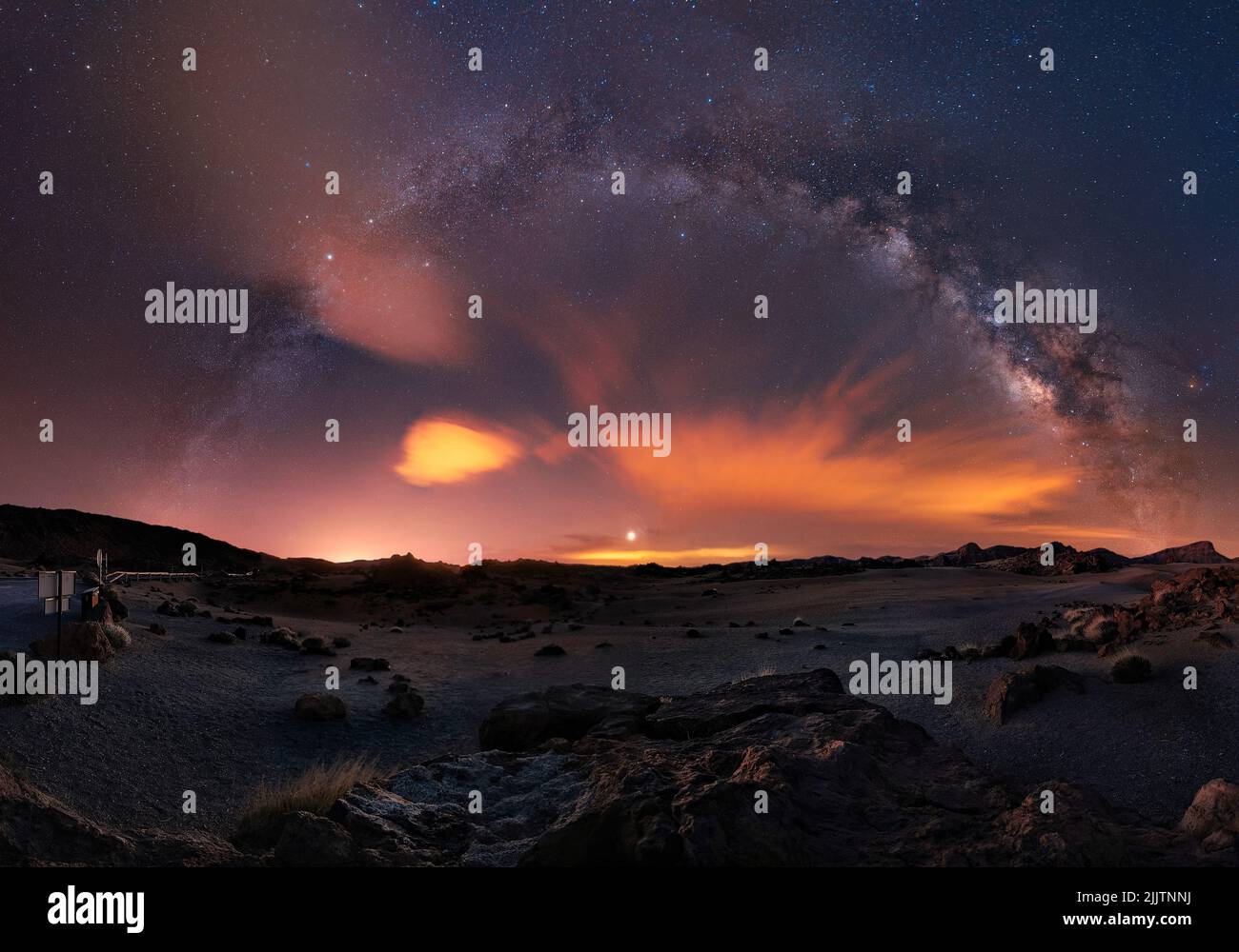 Una vista ipnotizzante delle stelle e la Via Lattea sulle montagne di notte Foto Stock