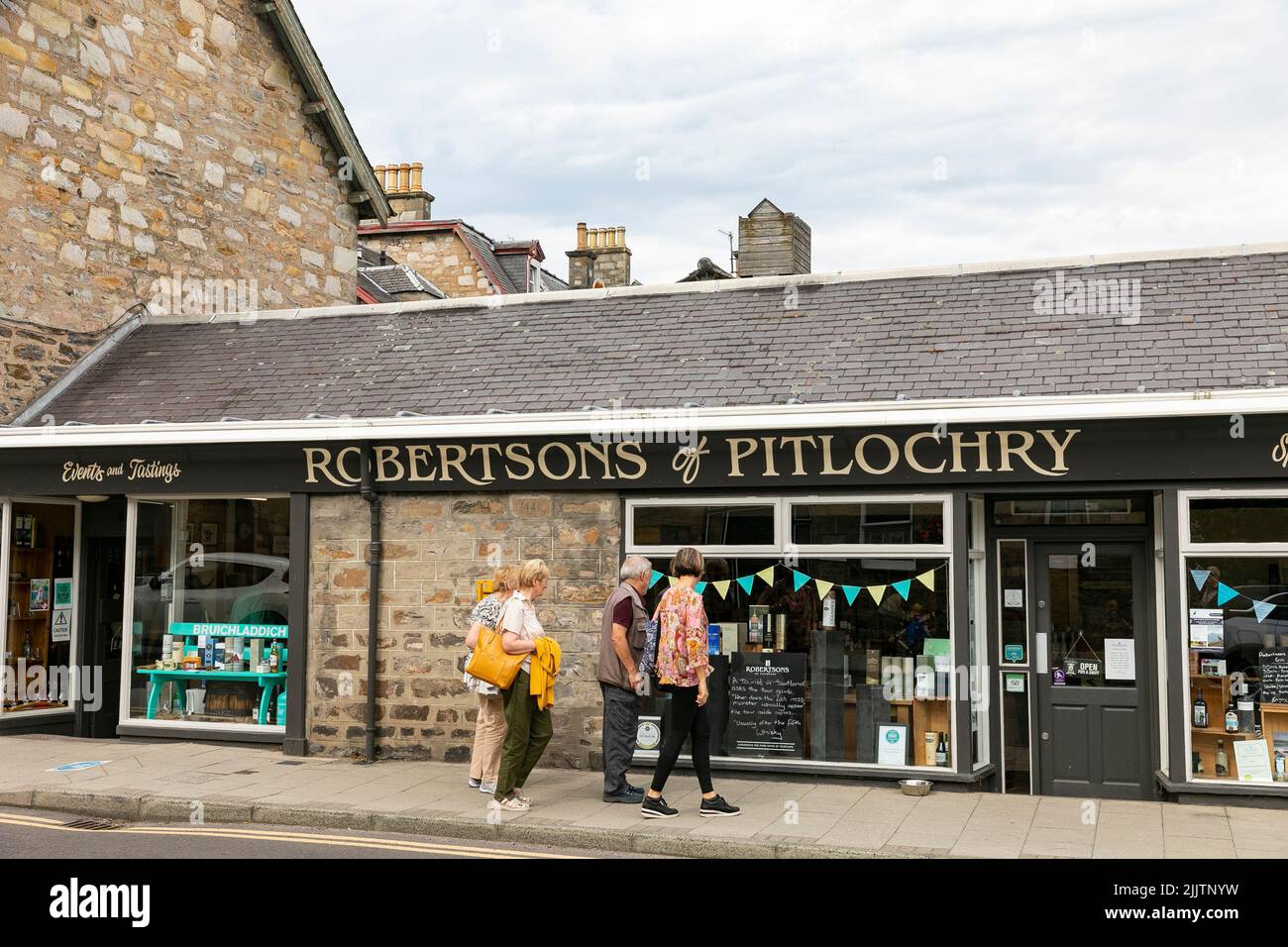 Città di Pitlochry nel Perthshire Scozia, Robertsons vende whisky scotch raffinato e unico dal suo negozio, Scozia, Regno Unito Foto Stock