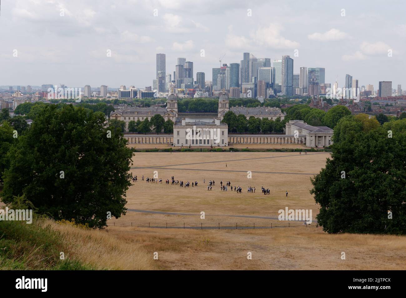 Londra, Greater London, Inghilterra, luglio 20 2022: University, Queens House e Canary Wharf sullo sfondo come visto da Greenwich Park. Foto Stock