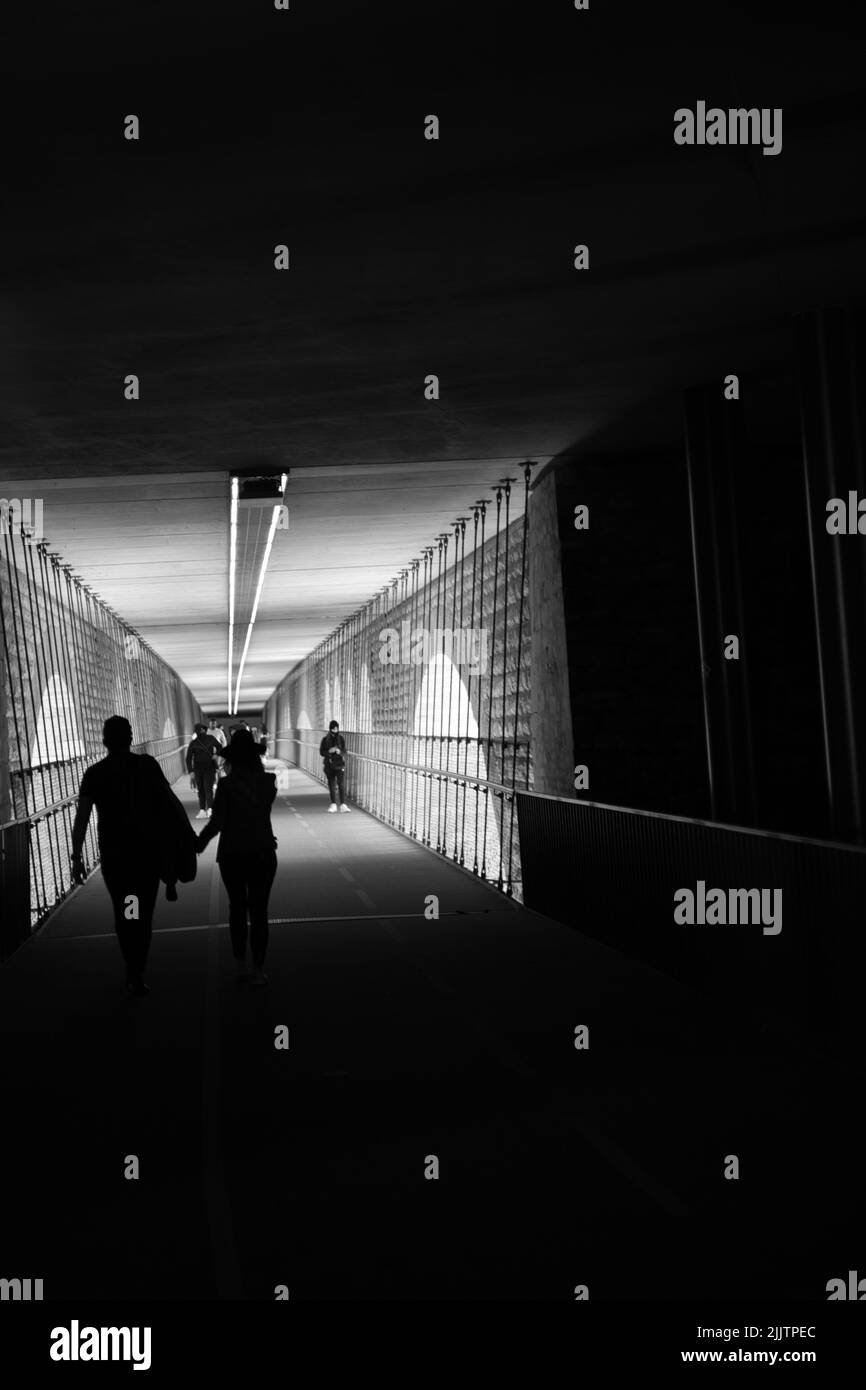 Un colpo verticale di persone che camminano nel corridoio di Lussemburgo Foto Stock