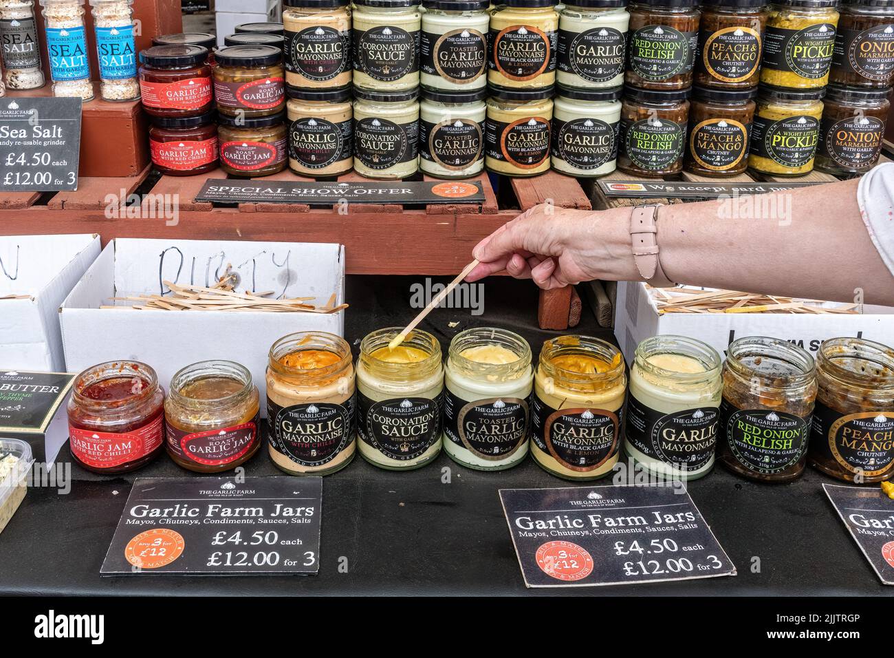 Vasetti di prodotti di aglio dalla fattoria aglio sull'isola di Wight su una bancarella al New Forest and Hampshire County Show nel luglio 2022, Inghilterra, Regno Unito Foto Stock